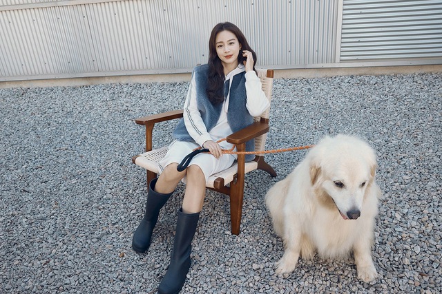 Style mùa đông của Kim Tae Hee xứng làm sách mẫu cho chị em 30+: Thanh lịch, sành điệu và hack tuổi đỉnh cao - Ảnh 4.