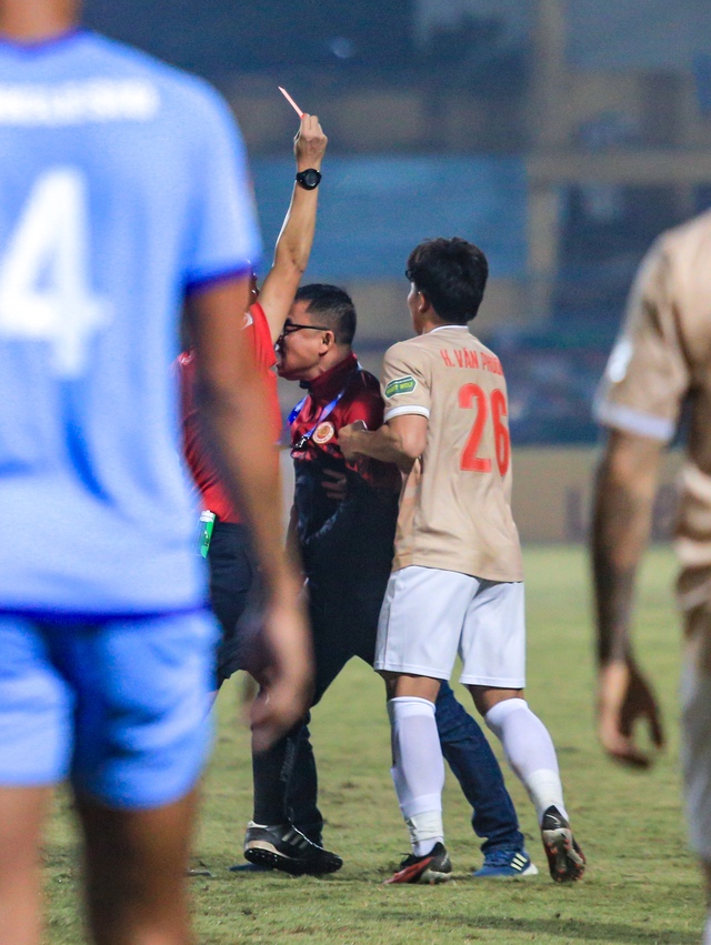 HLV Trần Tiến Đại lao vào sân phản ứng trọng tài, nhận thẻ đỏ cũng không chịu rời sân - Ảnh 1.