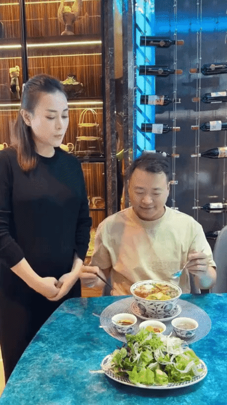&ldquo;Soi&rdquo; bếp nh&agrave; Shark B&igrave;nh - Phương Oanh: Sang xịn như nh&agrave; h&agrave;ng, ch&eacute;n đĩa nhiều đến mức chụp ảnh kh&ocirc;ng tr&ugrave;ng lặp - Ảnh 1.