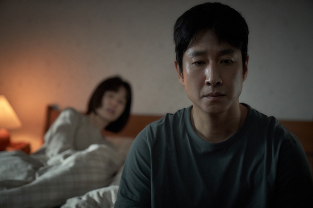 Năm 2023 huy hoàng - tang thương của Lee Sun Kyun: 2 bộ phim gây sốt và dấu chấm hết đột ngột - Ảnh 3.