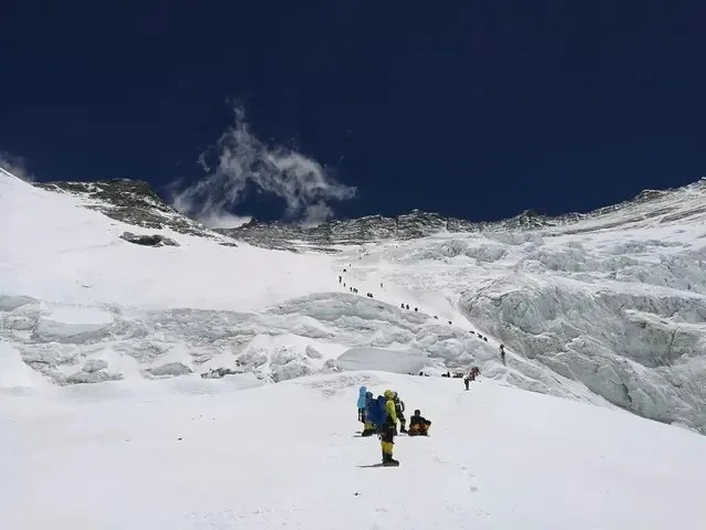 Tại sao việc leo lên đỉnh Everest phải bắt đầu lúc nửa đêm? - Ảnh 3.