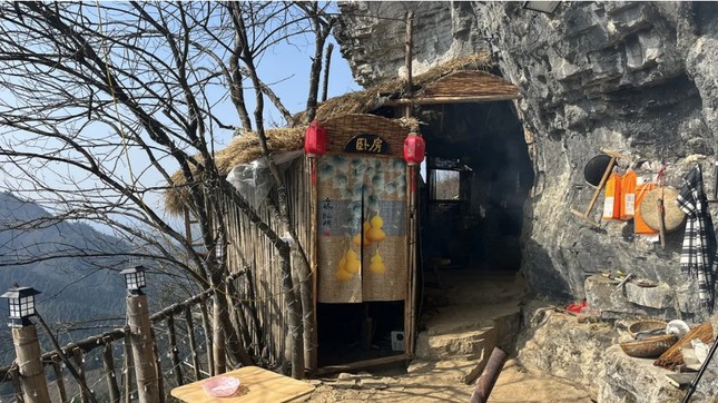 Trung Quốc: Chàng trai 21 tuổi ‘nghỉ hưu’, dựng lều sống trên núi