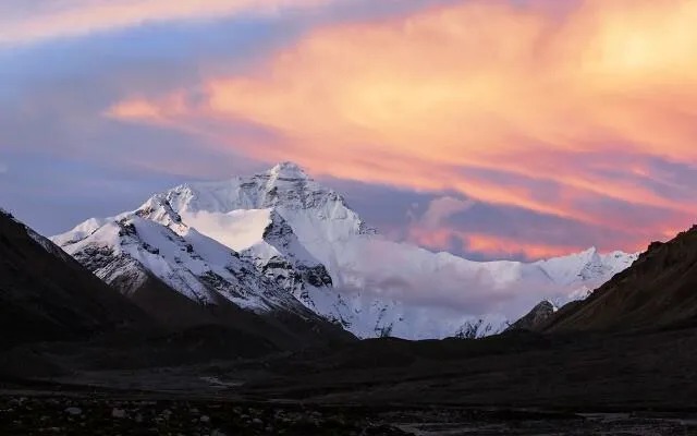 Tại sao việc leo lên đỉnh Everest phải bắt đầu lúc nửa đêm? - Ảnh 2.