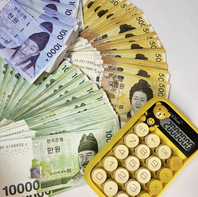 Giữa bối cảnh lạm phát đáng sợ, giới trẻ Hàn Quốc nghĩ ra cách tiết kiệm tiền ngược đời, thế mà rất hiệu quả - Ảnh 1.