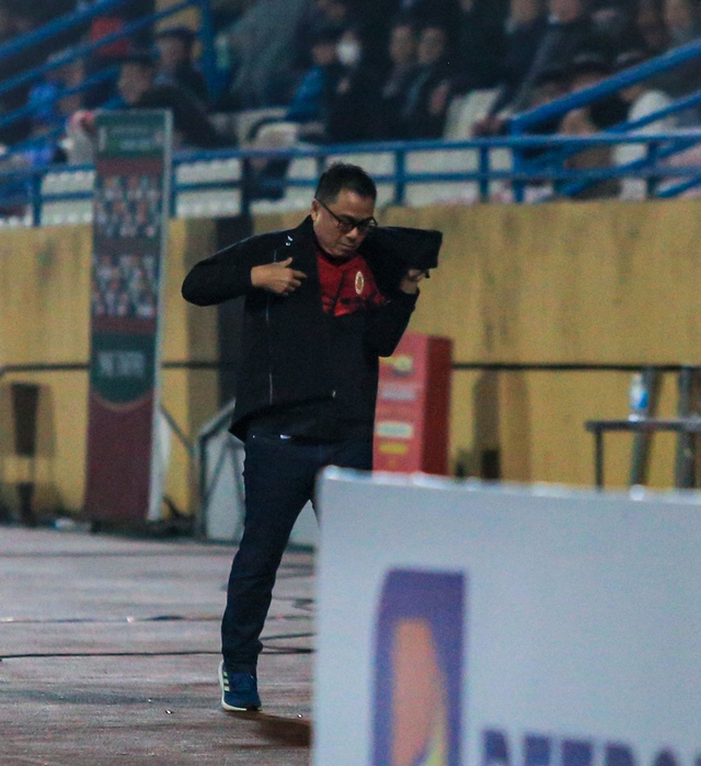HLV Trần Tiến Đại lao vào sân phản ứng trọng tài, nhận thẻ đỏ cũng không chịu rời sân - Ảnh 7.