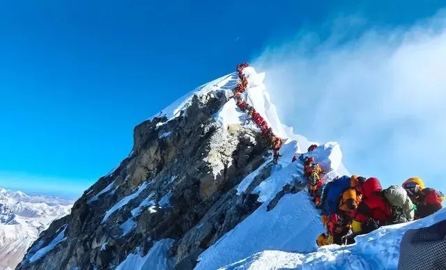Tại sao việc leo lên đỉnh Everest phải bắt đầu lúc nửa đêm? - Ảnh 1.