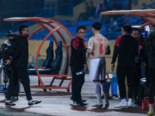 HLV Trần Tiến Đại lao vào sân phản ứng trọng tài, nhận thẻ đỏ cũng không chịu rời sân - Ảnh 6.