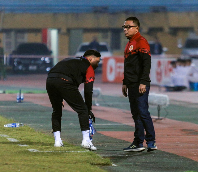 HLV Trần Tiến Đại lao vào sân phản ứng trọng tài, nhận thẻ đỏ cũng không chịu rời sân - Ảnh 4.