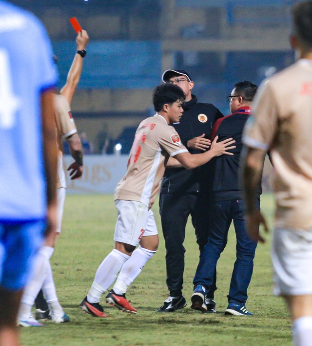 HLV Trần Tiến Đại lao vào sân phản ứng trọng tài, nhận thẻ đỏ cũng không chịu rời sân - Ảnh 3.