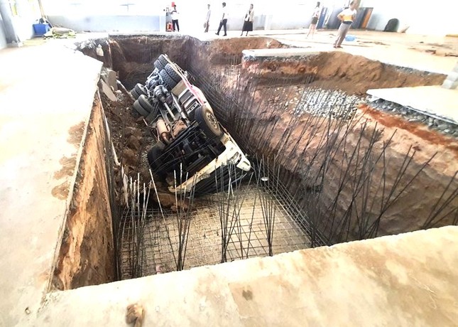 Hi hữu chiếc xe bồn lật nh&agrave;o xuống hố trong nh&agrave; xưởng ở B&igrave;nh Dương - Ảnh 1.