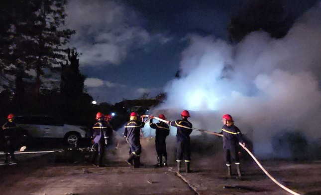 Chiếc Limousine bị cháy rụi trong bãi giữ xe ở Đà Lạt - Ảnh 4.