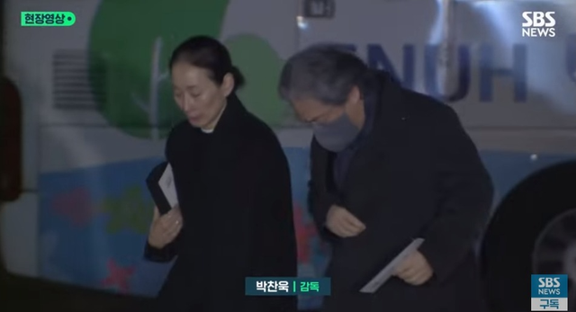 Tang lễ Lee Sun Kyun: “Ảnh hậu” vừa đi vừa khóc, tài tử Squid Game và Siwon dẫn đầu dàn sao hạng A - Ảnh 9.