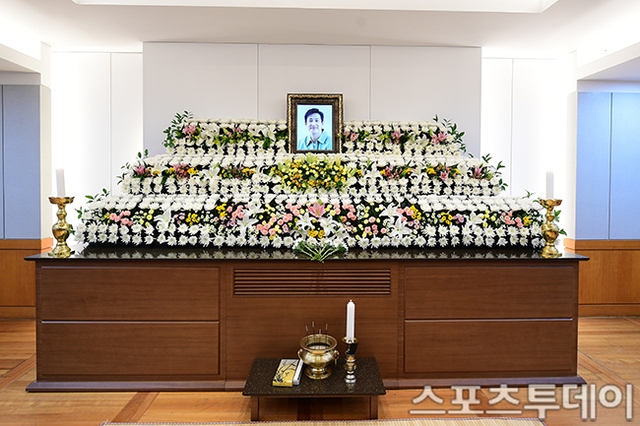Tang lễ Lee Sun Kyun: “Ảnh hậu” vừa đi vừa khóc, tài tử Squid Game và Siwon dẫn đầu dàn sao hạng A - Ảnh 18.