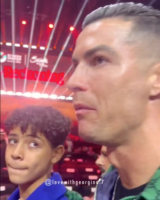 Thấy con trai không thoải mái, Ronaldo có hành động khiến dân tình tấm tắc khen: Ông bố tuyệt nhất hành tinh - Ảnh 2.