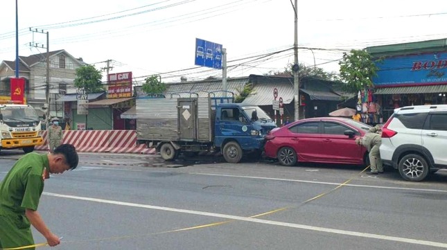 Tai nạn liên hoàn khiến 5 ô tô dính chặt vào nhau, biến dạng - Ảnh 2.