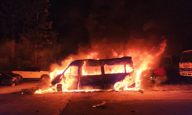 Chiếc Limousine bị cháy rụi trong bãi giữ xe ở Đà Lạt - Ảnh 1.