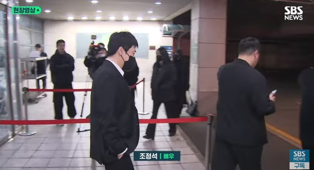 Tang lễ Lee Sun Kyun: “Ảnh hậu” vừa đi vừa khóc, tài tử Squid Game và Siwon dẫn đầu dàn sao hạng A - Ảnh 12.