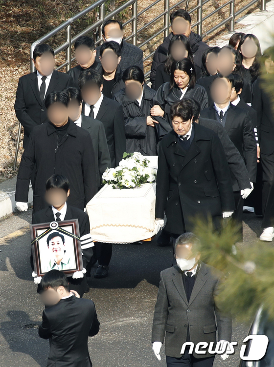 Nửa showbiz đổ bộ 3 ngày tang lễ Lee Sun Kyun: Bộ trưởng và IU âm thầm, Gong Yoo cùng dàn siêu sao túc trực - Ảnh 18.