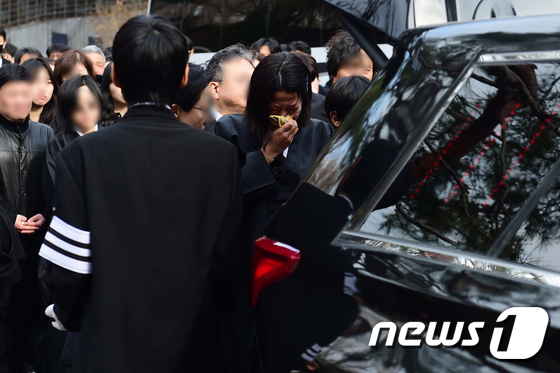 Nửa showbiz đổ bộ 3 ngày tang lễ Lee Sun Kyun: Bộ trưởng và IU âm thầm, Gong Yoo cùng dàn siêu sao túc trực - Ảnh 17.