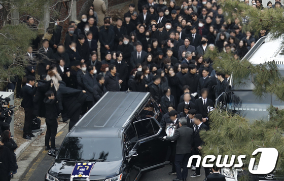 Nửa showbiz đổ bộ 3 ngày tang lễ Lee Sun Kyun: Bộ trưởng và IU âm thầm, Gong Yoo cùng dàn siêu sao túc trực - Ảnh 15.