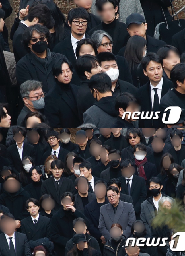 Nửa showbiz đổ bộ 3 ngày tang lễ Lee Sun Kyun: Bộ trưởng và IU âm thầm, Gong Yoo cùng dàn siêu sao túc trực - Ảnh 19.