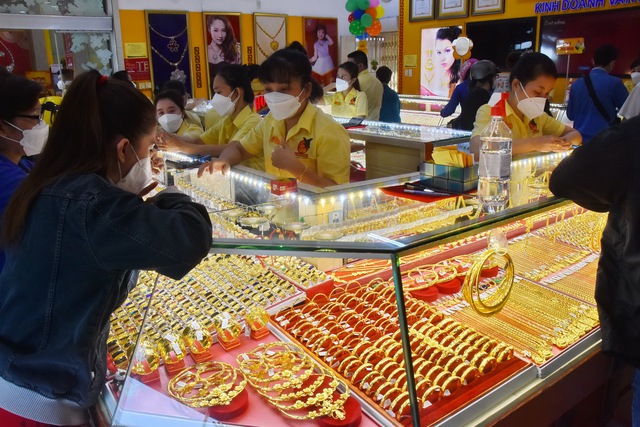 Giá vàng SJC rơi thẳng đứng, mua vào còn 71 triệu đồng/lượng - Ảnh 1.