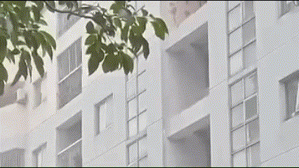 TPHCM: Người đàn ông nhảy từ tầng 5 xuống đất, nhiều người ngỡ ngàng - Ảnh 1.