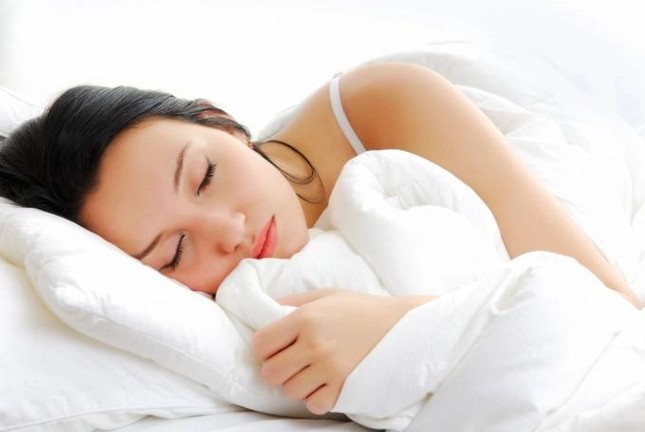 Những thói quen xấu khi ngủ có thể gây liệt nửa mặt, khiến bạn già đi trong một đêm - Ảnh 2.