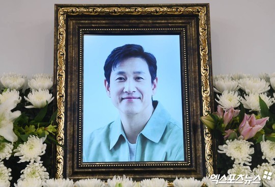 Hot search Weibo: Vì sao Hứa Quang Hán có mặt tại đám tang Lee Sun Kyun? - Ảnh 1.