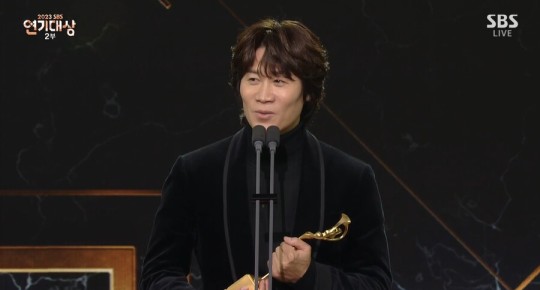 Lee Sun Kyun được tưởng nhớ theo cách đặc biệt ở SBS Drama Awards 2023 khiến netizen nghẹn ngào - Ảnh 5.