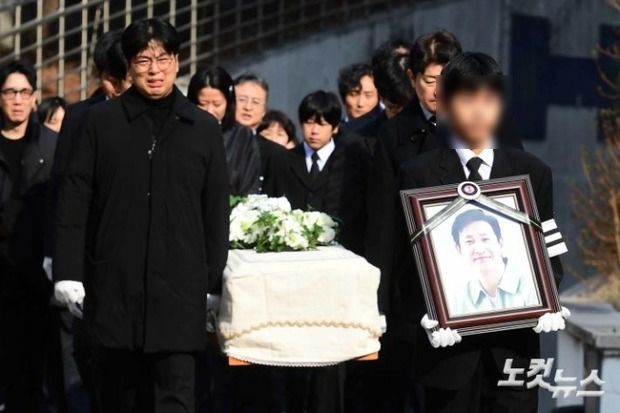 Lễ tiễn đưa Lee Sun Kyun: Con trai bê di ảnh, đạo diễn Ký Sinh Trùng khiêng quan tài, bà xã khóc nghẹn trong phút tiễn biệt - Ảnh 3.