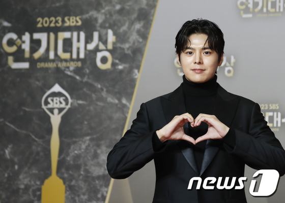 Thảm đỏ SBS Drama Awards: Lee Sung Kyung nóng bỏng át Kim Yoo Jung, dàn sao mặc đồ đen tưởng niệm Lee Sun Kyun - Ảnh 22.