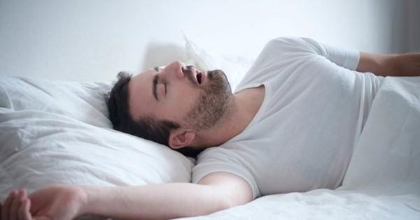 Những thói quen xấu khi ngủ có thể gây liệt nửa mặt, khiến bạn già đi trong một đêm - Ảnh 1.