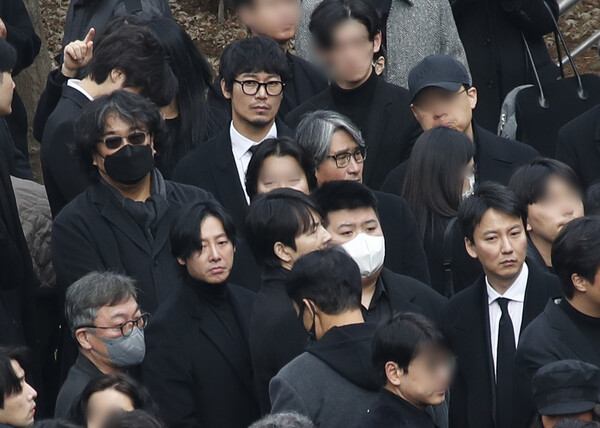 Video: Nghẹn ngào khoảnh khắc đồng nghiệp không kiềm chế được cảm xúc, khóc nức nở trong giờ phút đưa tiễn Lee Sun Kyun - Ảnh 3.