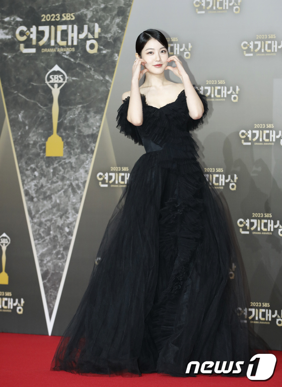 Thảm đỏ SBS Drama Awards: Lee Sung Kyung nóng bỏng át Kim Yoo Jung, dàn sao mặc đồ đen tưởng niệm Lee Sun Kyun - Ảnh 8.