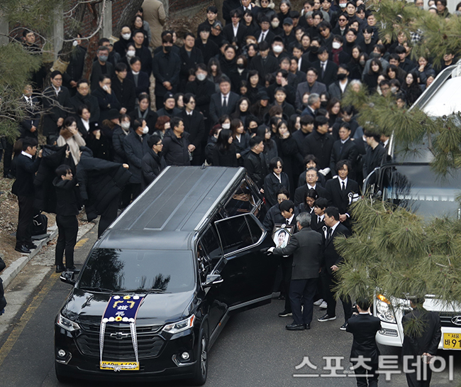 Lễ tiễn đưa Lee Sun Kyun: Con trai bê di ảnh, đạo diễn Ký Sinh Trùng khiêng quan tài, bà xã khóc nghẹn trong phút tiễn biệt - Ảnh 10.