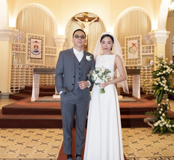 Sau 3 năm giấu kín, Tóc Tiên hé lộ ảnh xịn đám cưới trong nhà thờ tại Đà Lạt: Nhan sắc cô dâu đỉnh chóp! - Ảnh 2.