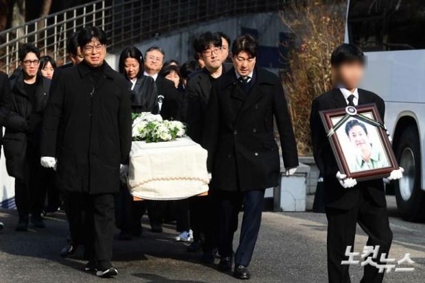 Lễ tiễn đưa Lee Sun Kyun: Con trai bê di ảnh, đạo diễn Ký Sinh Trùng khiêng quan tài, bà xã khóc nghẹn trong phút tiễn biệt - Ảnh 5.
