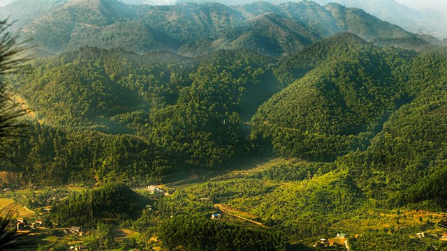 Chinh phục nơi được mệnh danh là nóc nhà Thủ đô: Cách trung tâm chỉ 40km, thì ra là cái tên quen thuộc - Ảnh 1.