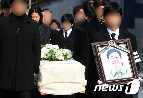 Nửa showbiz đổ bộ 3 ngày tang lễ Lee Sun Kyun: Bộ trưởng và IU âm thầm, Gong Yoo cùng dàn siêu sao túc trực - Ảnh 16.