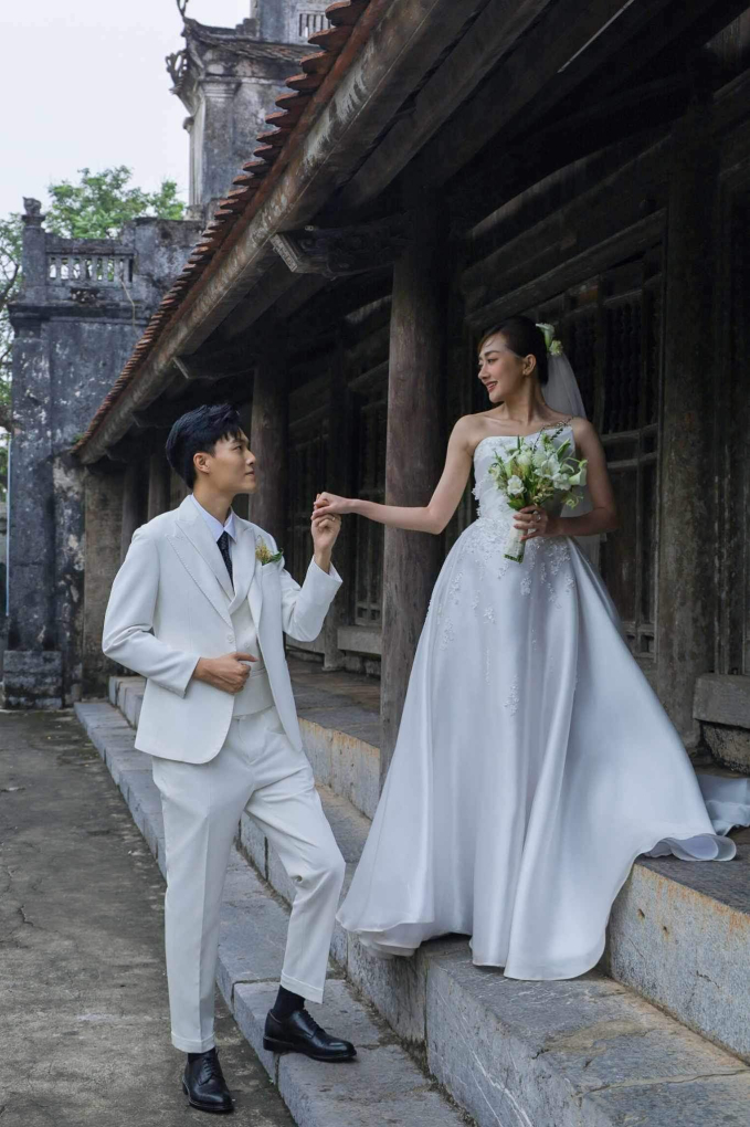 Đám cưới Phương Lan - Phan Đạt tại Ninh Bình: Chú rể nhìn vợ si tình, cùng làm 1 việc đặc biệt trước khi vào lễ đường - Ảnh 6.