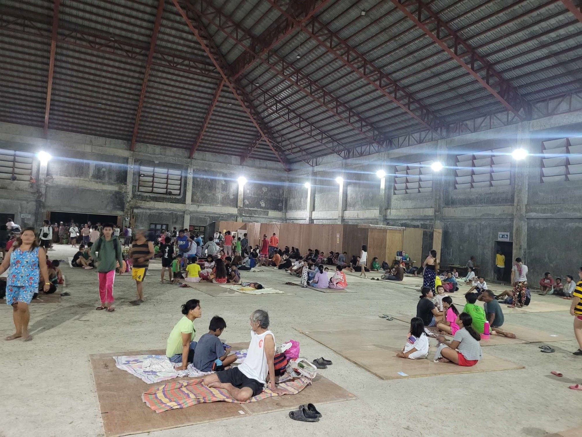 Hiện trường vụ động đất kinh hoàng tại Philippines: Nhà cửa rung lắc dữ dội, nửa đêm người dân tháo chạy tìm nơi ẩn náu