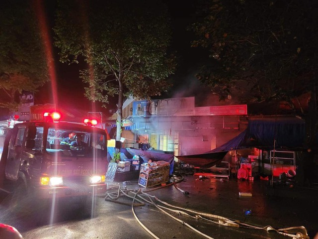 CLIP: Cảnh tro tàn sau khi chợ lớn nhất huyện ở Thừa Thiên - Huế bị cháy - Ảnh 4.