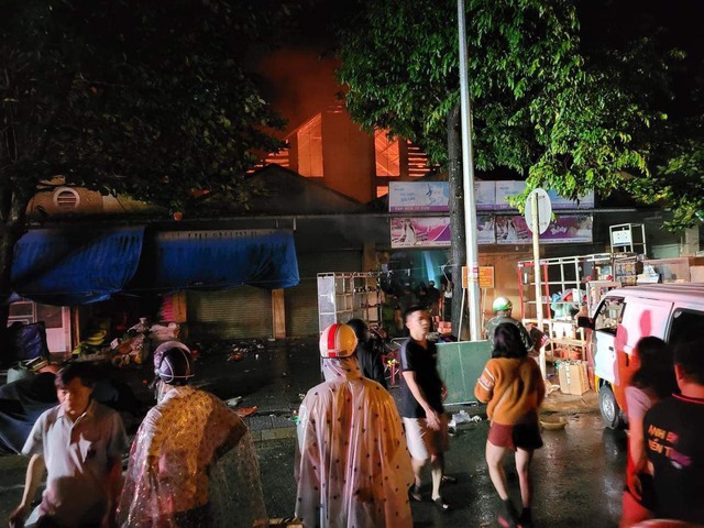 CLIP: Cảnh tro tàn sau khi chợ lớn nhất huyện ở Thừa Thiên - Huế bị cháy - Ảnh 3.