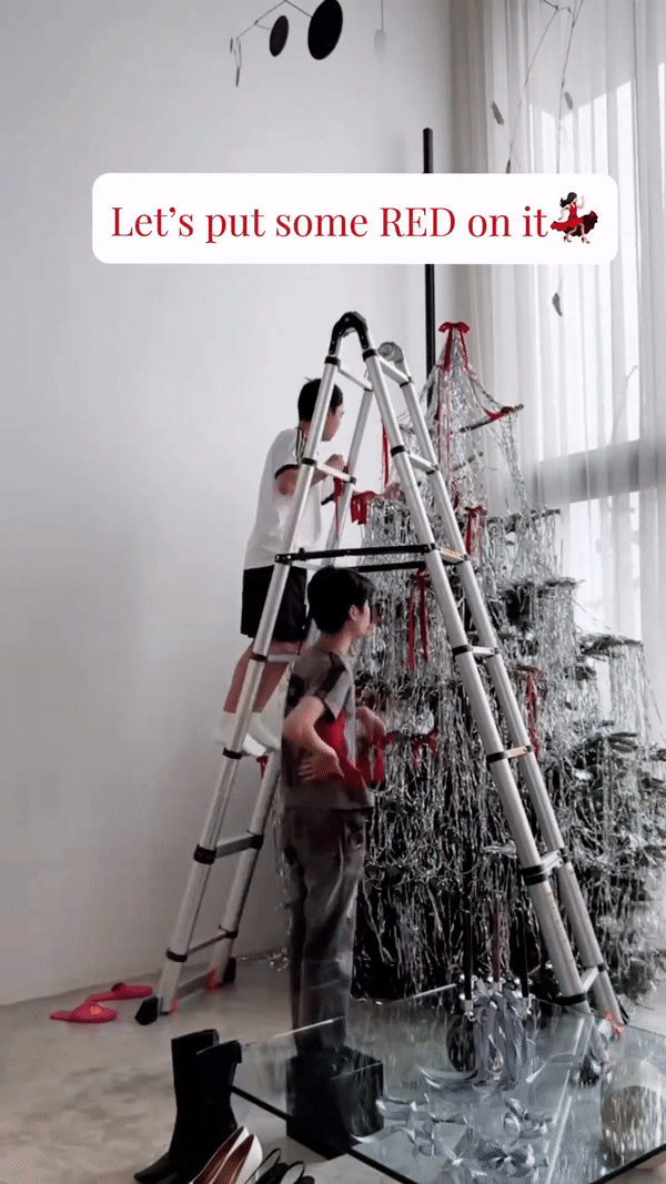 Decor cây thông Noel độc lạ, Cô Em Trendy bị dân mạng chê tơi tả: Lỗi sai ở đâu? - Ảnh 2. Decor cây thông Noel độc lạ, Cô Em Trendy bị dân mạng chê tơi tả: Lỗi sai ở đâu? - Ảnh 2.