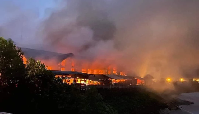 CLIP: Cảnh tro tàn sau khi chợ lớn nhất huyện ở Thừa Thiên - Huế bị cháy - Ảnh 1.
