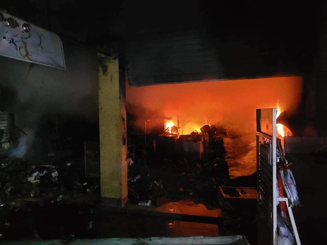 CLIP: Cảnh tro tàn sau khi chợ lớn nhất huyện ở Thừa Thiên - Huế bị cháy - Ảnh 7.