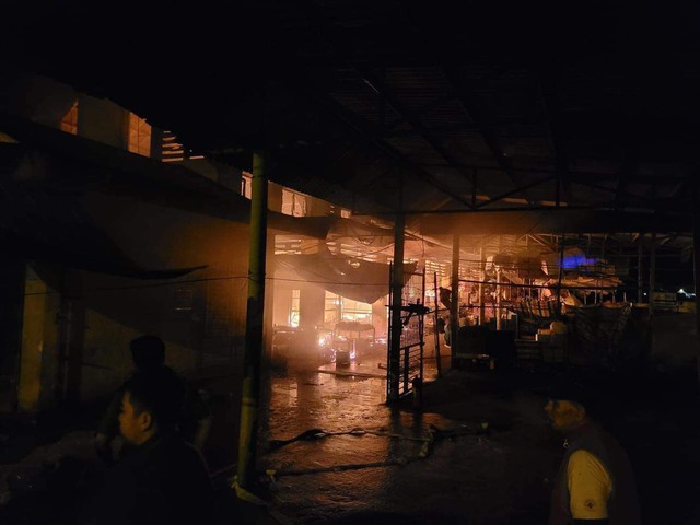 CLIP: Cảnh tro tàn sau khi chợ lớn nhất huyện ở Thừa Thiên - Huế bị cháy - Ảnh 6.