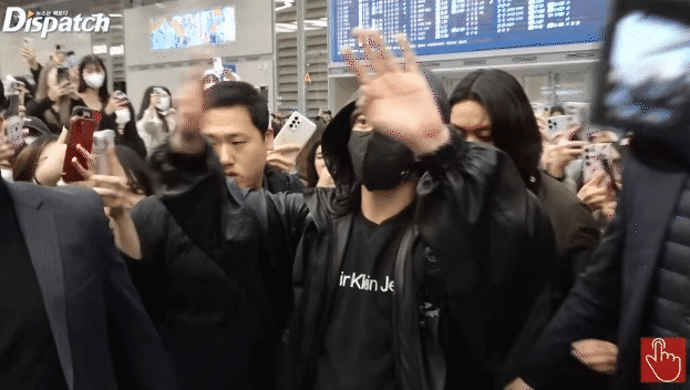 Jungkook (BTS) bị xô đẩy suýt ngã tại sân bay, nhìn cảnh vỡ trận hỗn loạn mà rùng mình! - Ảnh 5.