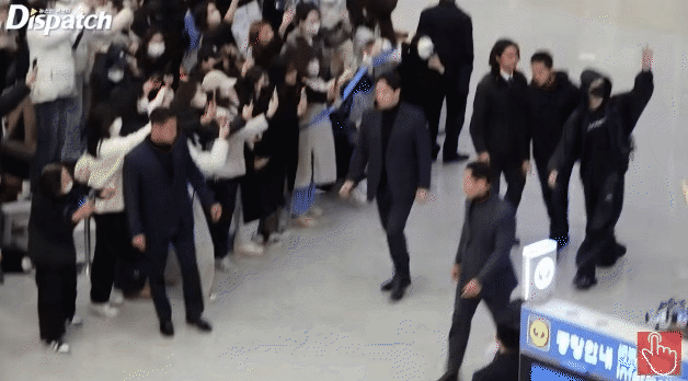 Jungkook (BTS) bị xô đẩy suýt ngã tại sân bay, nhìn cảnh vỡ trận hỗn loạn mà rùng mình! - Ảnh 4.